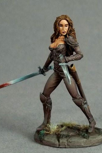 Dark Sword Miniatures DSM7437 Dual Wield Rogue Female