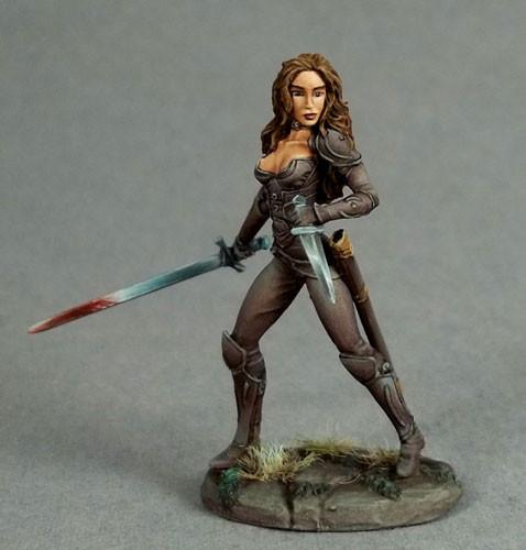 Dark Sword Miniatures DSM7437 Dual Wield Rogue Female