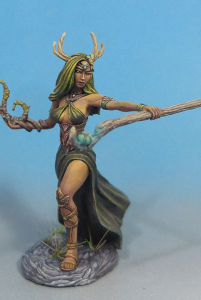 Dark Sword Miniatures (DSM7472 Female Druid With Staff)