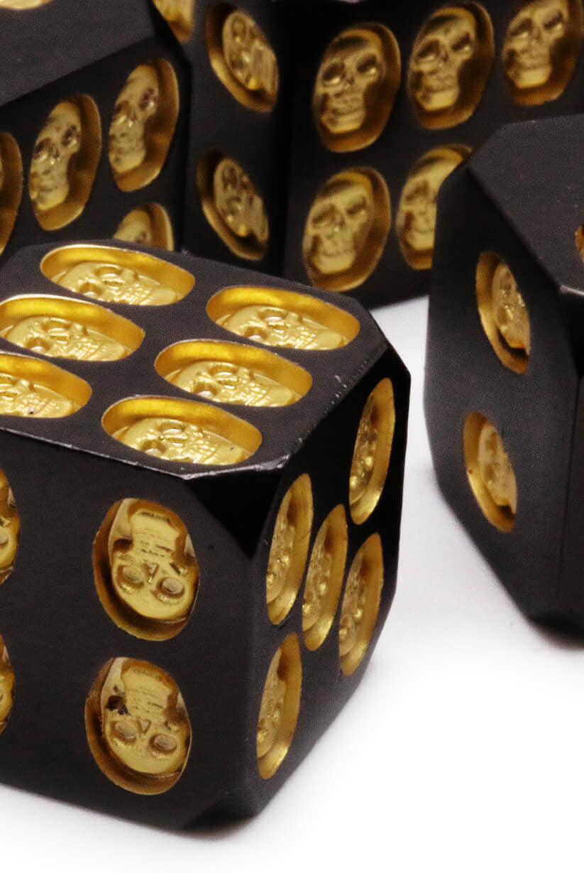 Black and gold metal skull d6 dice
