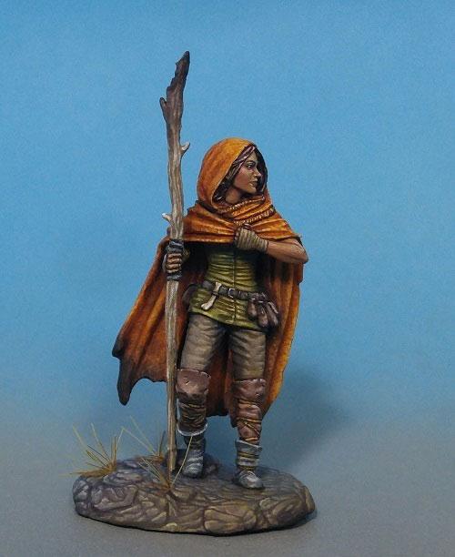 Dark Sword Miniatures (DSM6402 Female Mage)