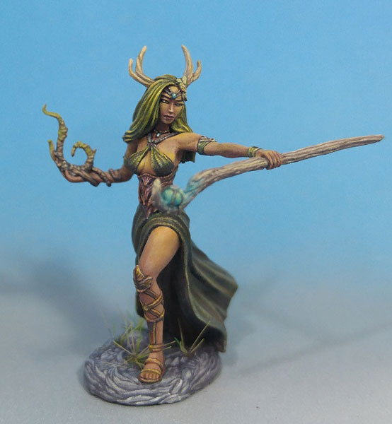 Dark Sword Miniatures (DSM7472 Female Druid With Staff)