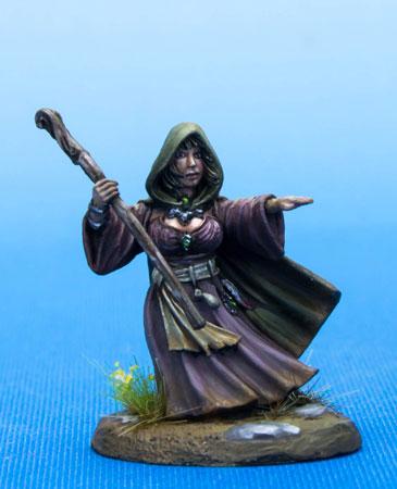 Dark Sword Miniatures DSM7479 Female Halfling Mage