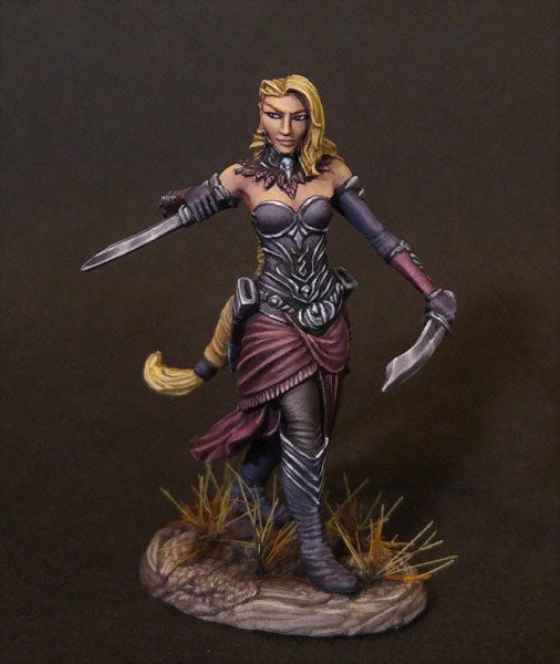 Dark Sword Miniatures DSM7487 Female Elf Rogue