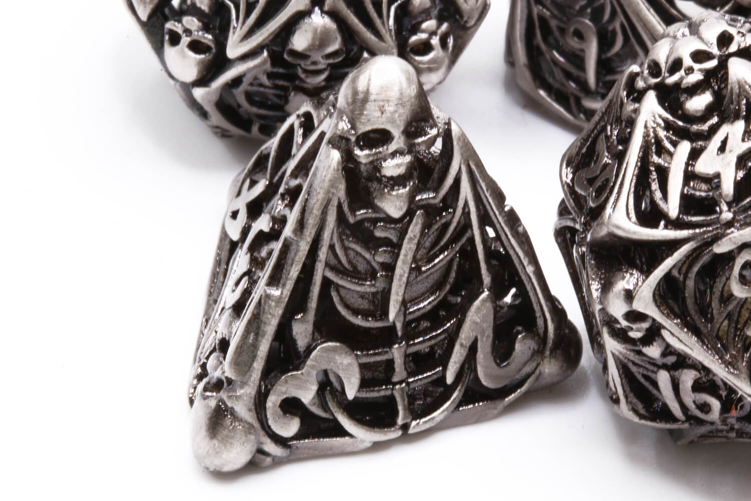 Skull Dice Silver d4