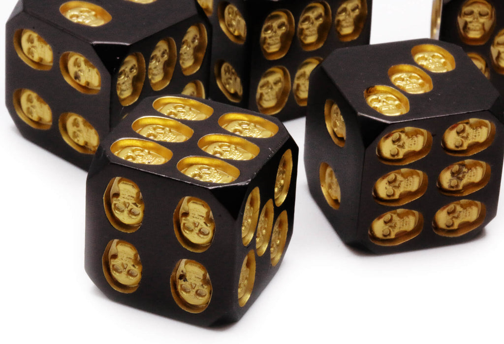 Black and gold metal skull d6 dice